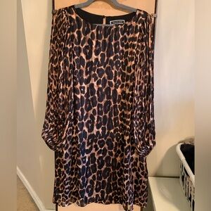 Gorgeous Melanie Lyne animal print bell sleeve dress with pockets